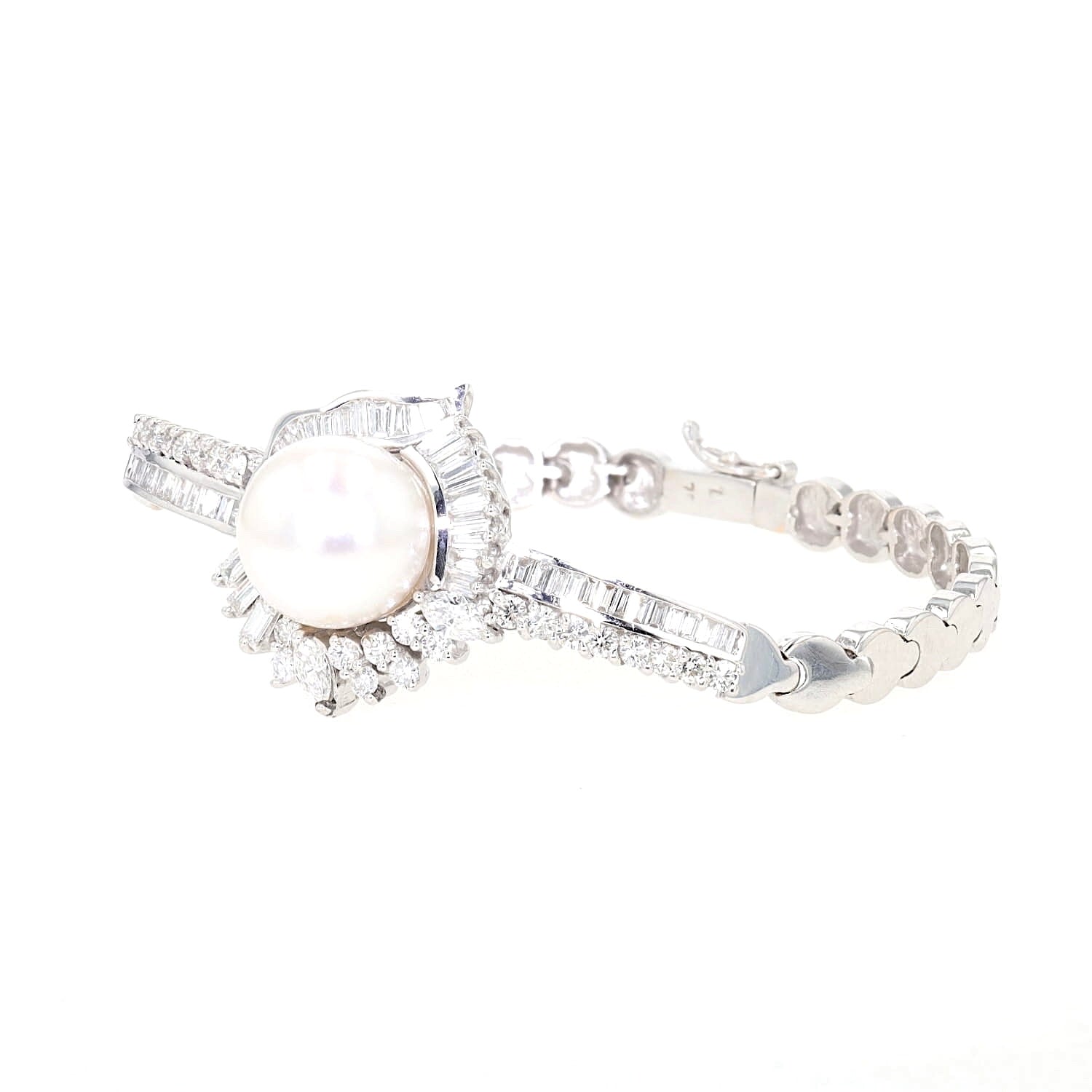 Armband aus 750er Weißgold mit einer großen Südsee-Zuchtperle und insgesamt ca. 2,85 ct Diamanten und Brillanten, liegend geschlossen links gedreht