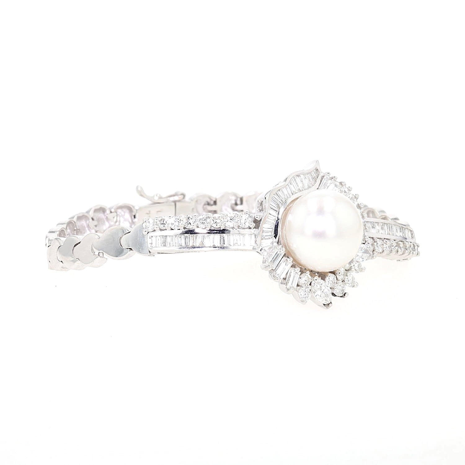 Armband aus 750er Weißgold mit einer großen Südsee-Zuchtperle und insgesamt ca. 2,85 ct Diamanten und Brillanten, liegend geschlossen rechts gedreht