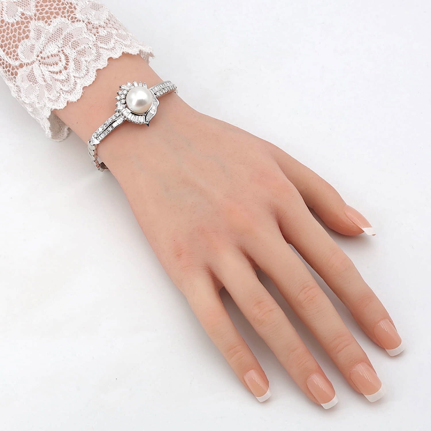 Armband aus 750er Weißgold mit einer großen Südsee-Zuchtperle und insgesamt ca. 2,85 ct Diamanten und Brillanten, an einem künstlichen Arm