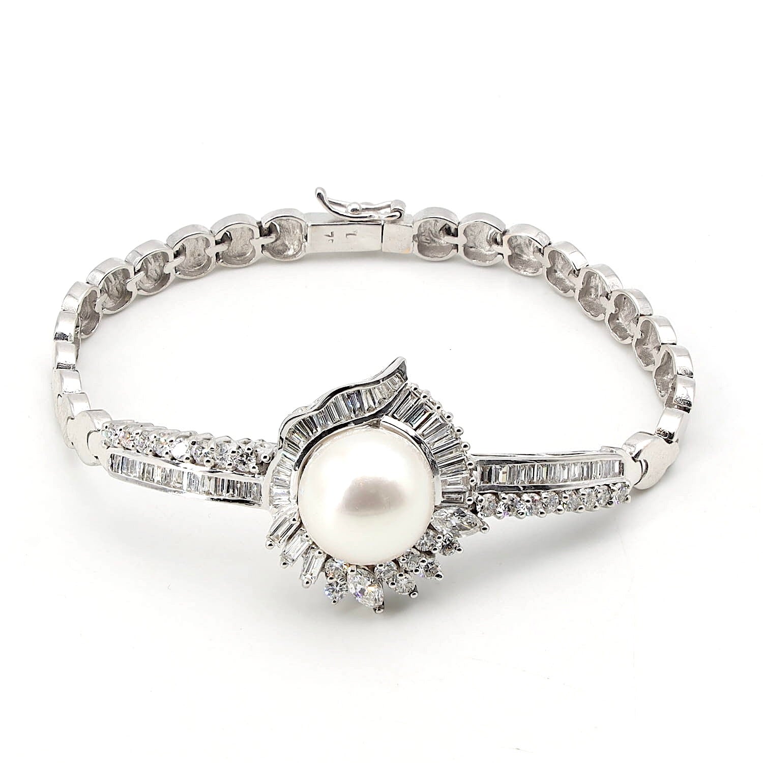 Armband aus 750er Weißgold mit einer großen Südsee-Zuchtperle und insgesamt ca. 2,85 ct Diamanten und Brillanten, liegend geschlossen frontal