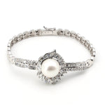 Armband aus 750er Weißgold mit einer großen Südsee-Zuchtperle und insgesamt ca. 2,85 ct Diamanten und Brillanten, liegend geschlossen frontal