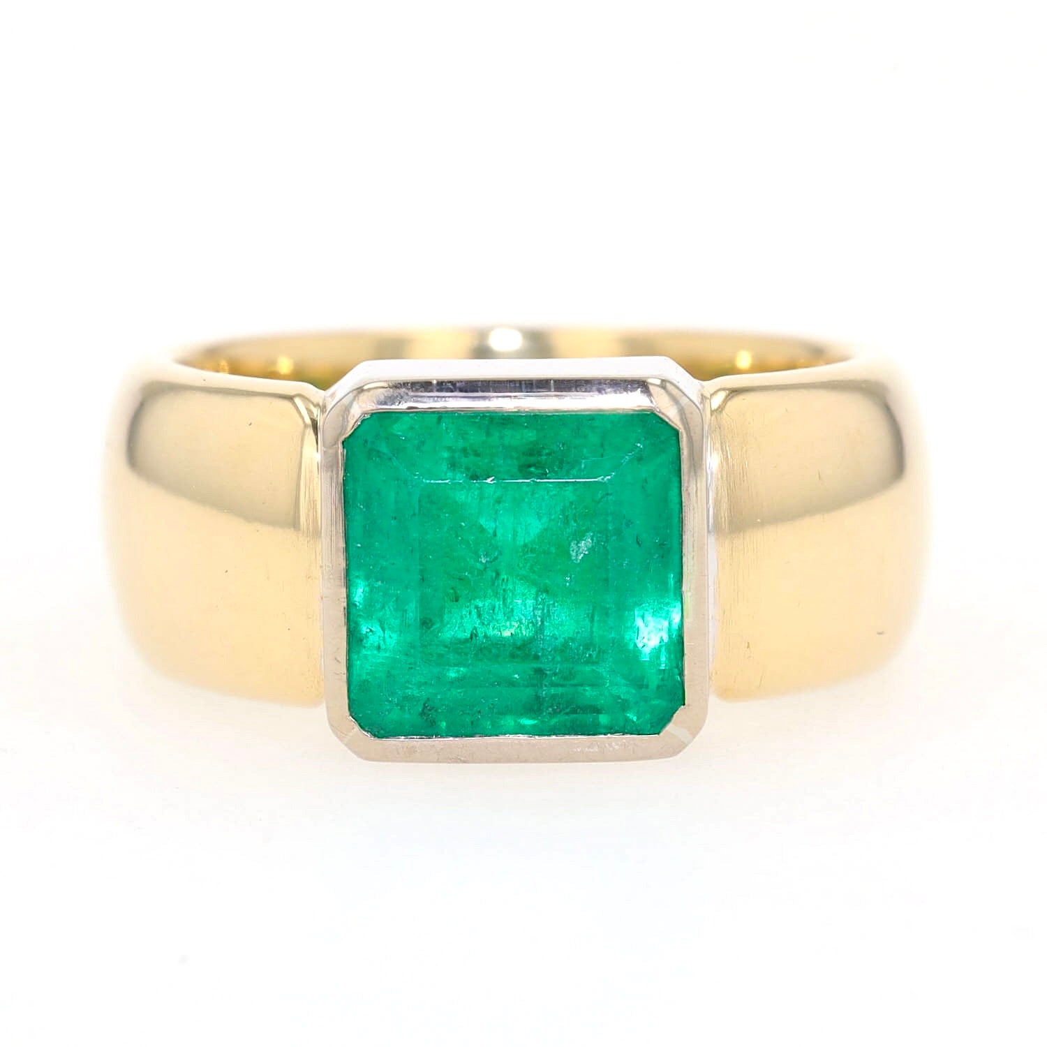 Ring in 750er Gelb-Weißgold mit einem Smaragd, ca. 2,5 ct, liegend frontal