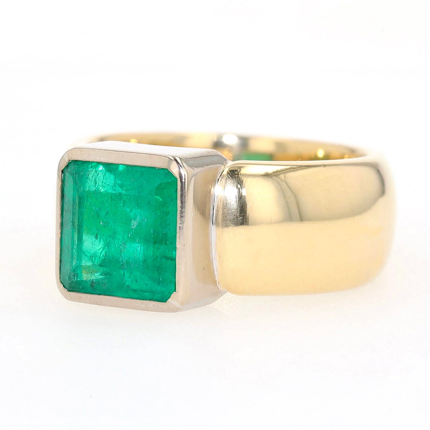 Ring in 750er Gelb-Weißgold mit einem Smaragd, ca. 2,5 ct, liegend links gedreht