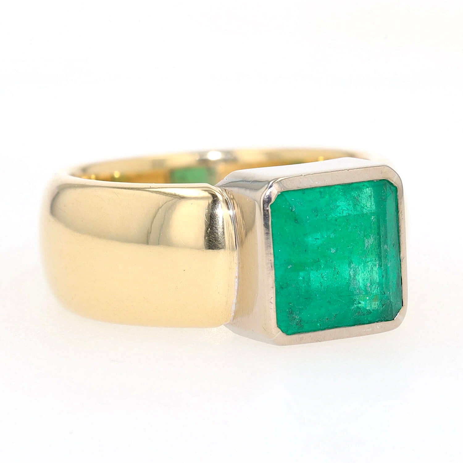 Ring in 750er Gelb-Weißgold mit einem Smaragd, ca. 2,5 ct, liegend rechts gedreht