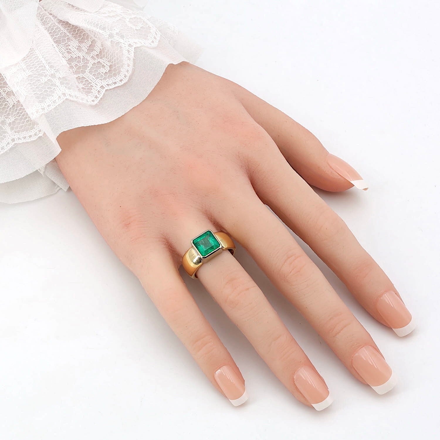 Ring in 750er Gelb-Weißgold mit einem Smaragd, ca. 2,5 ct, an einer künstlichen Hand