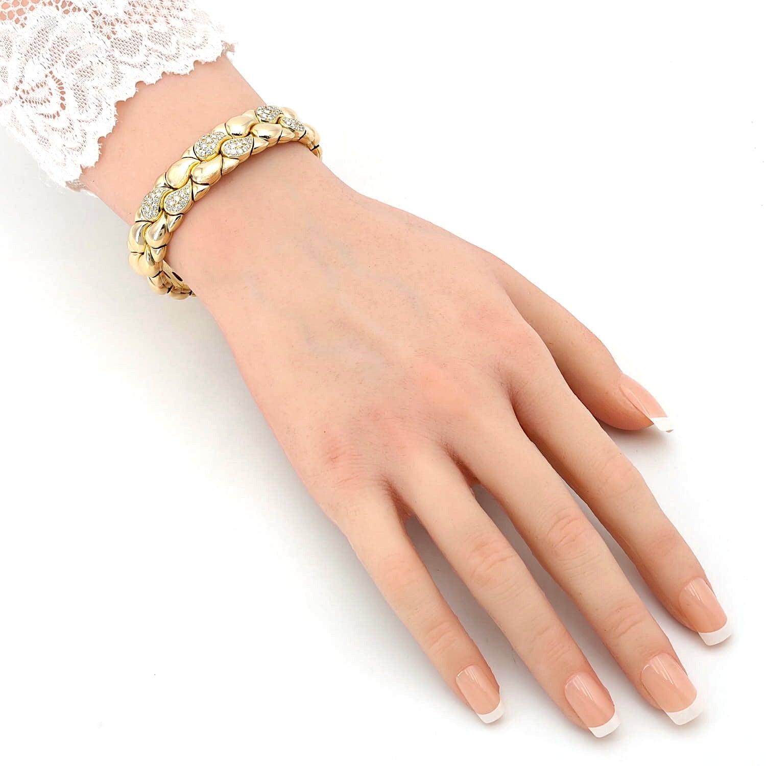 Armspange von Chopard Modell Casimir in 750er Gelbgold mit Brillanten, an einem Arm einer Puppe
