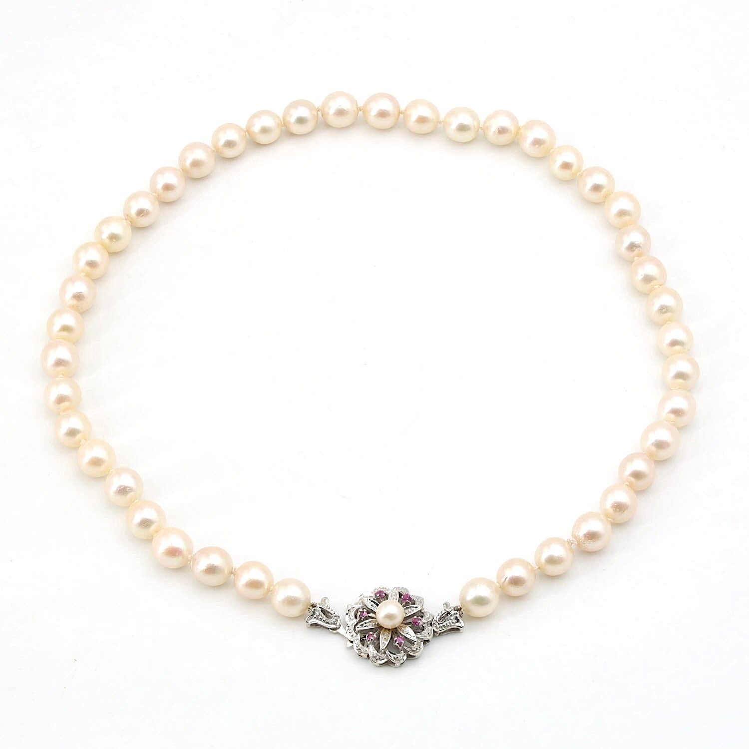 Akoya-Zuchtperlenkette mit einem 750er Weißgoldschloß mit Zuchtperle und Rubinen, liegend geschlossen