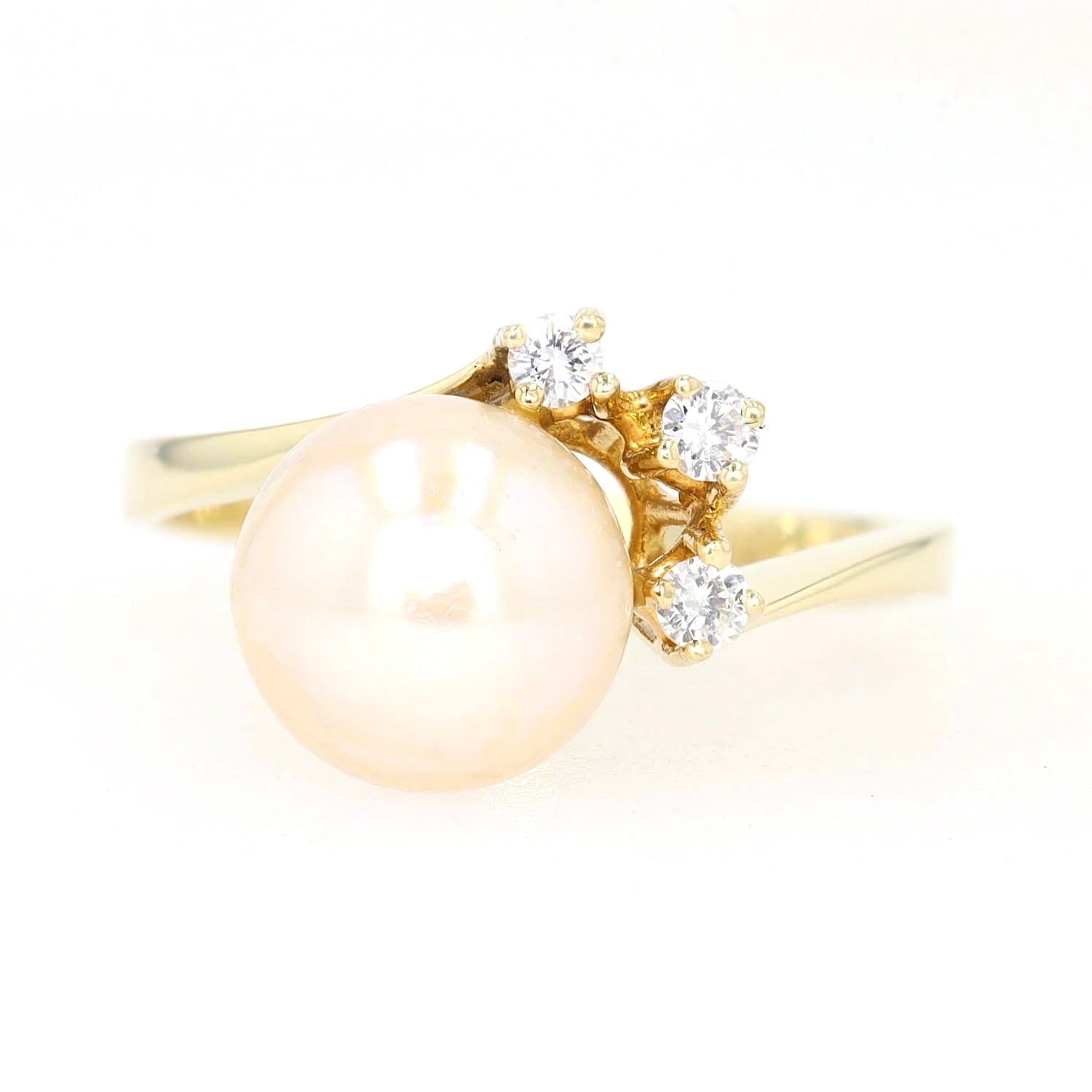 Ring in 585er Gelbgold mit einer Zuchtperle und Brillanten, liegend frontal
