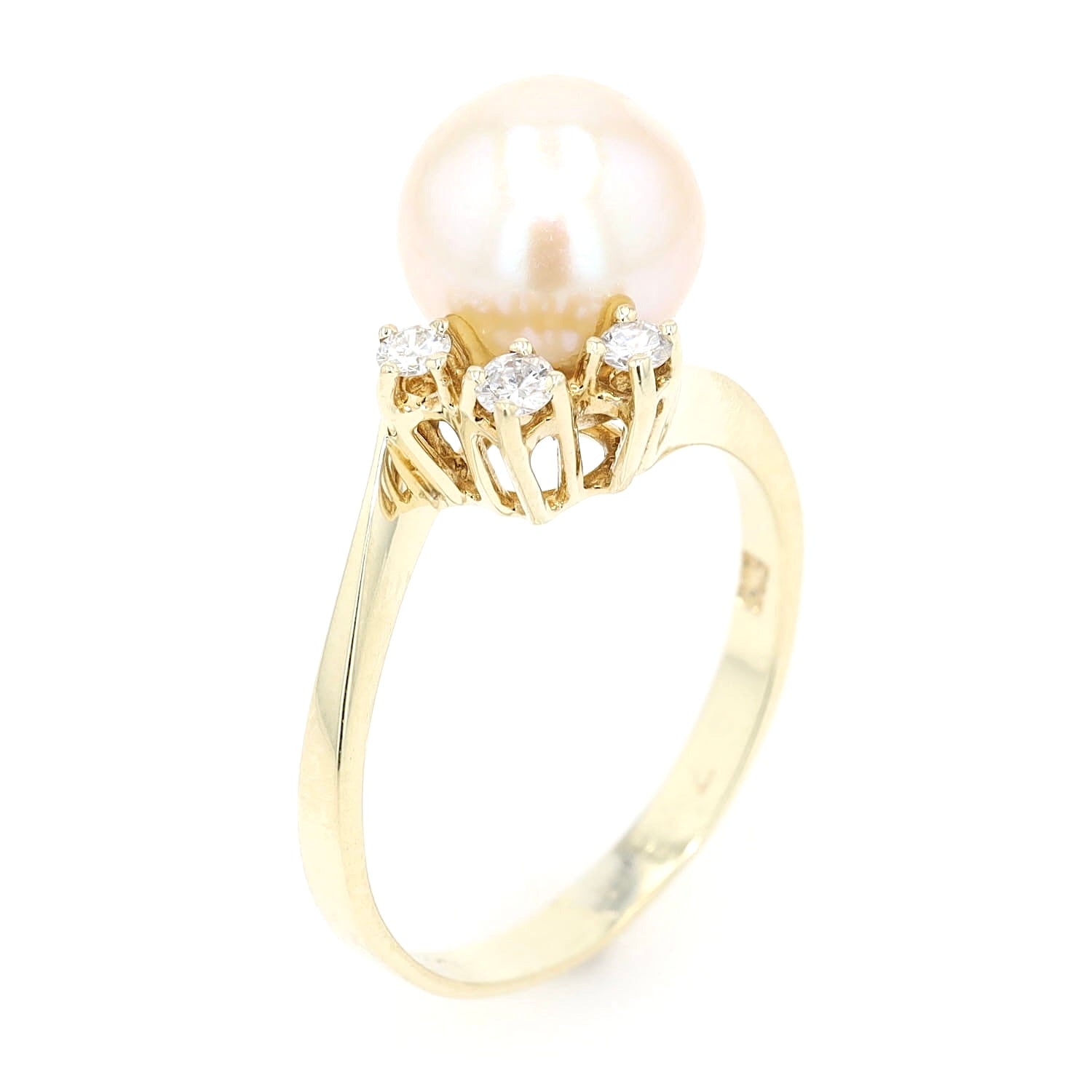 Ring in 585er Gelbgold mit einer Zuchtperle und Brillanten, stehend