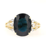 Ring in 585er Gelbgold mit einem blauen Saphir und Diamanten, liegend frontal