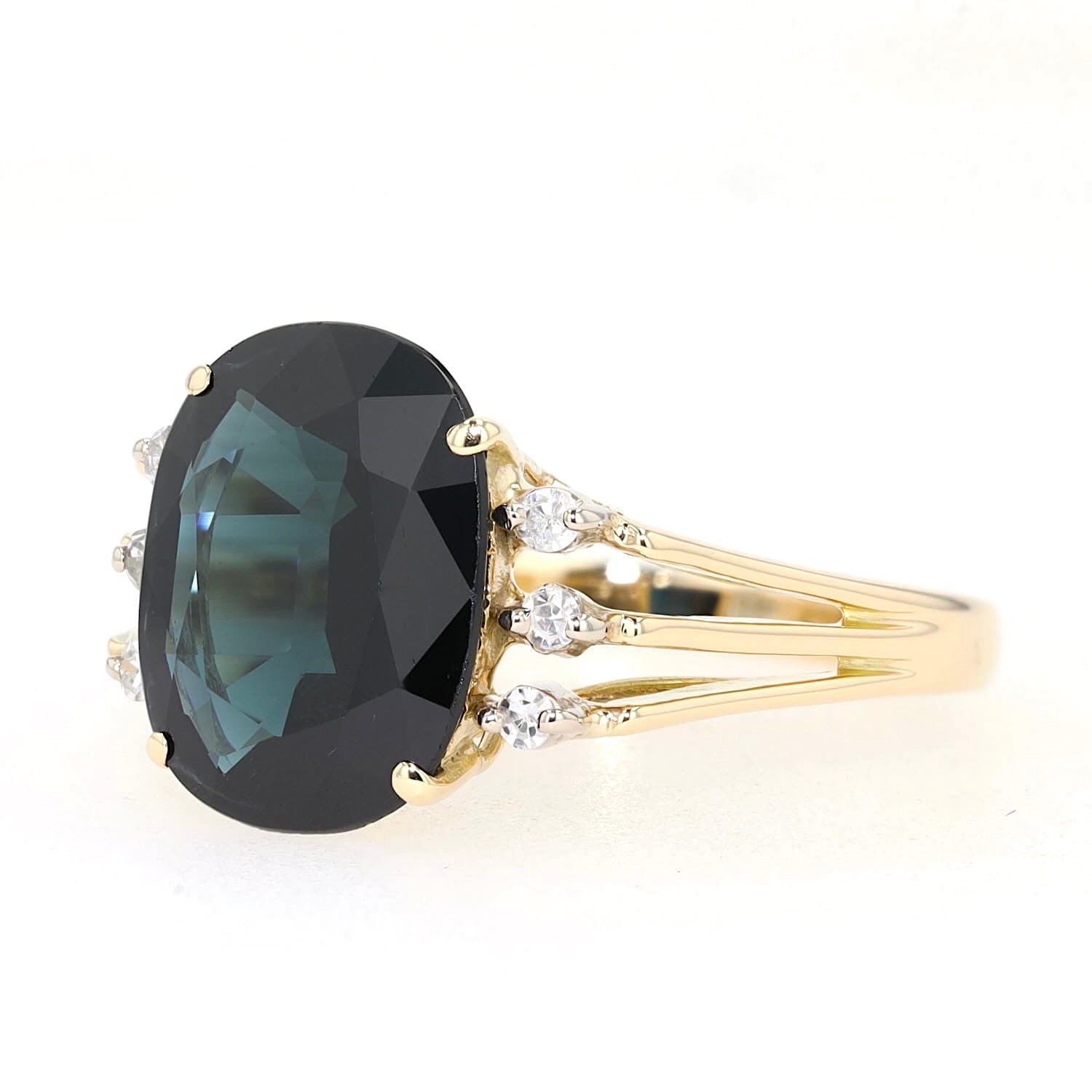 Ring in 585er Gelbgold mit einem blauen Saphir und Diamanten, liegend links gedreht
