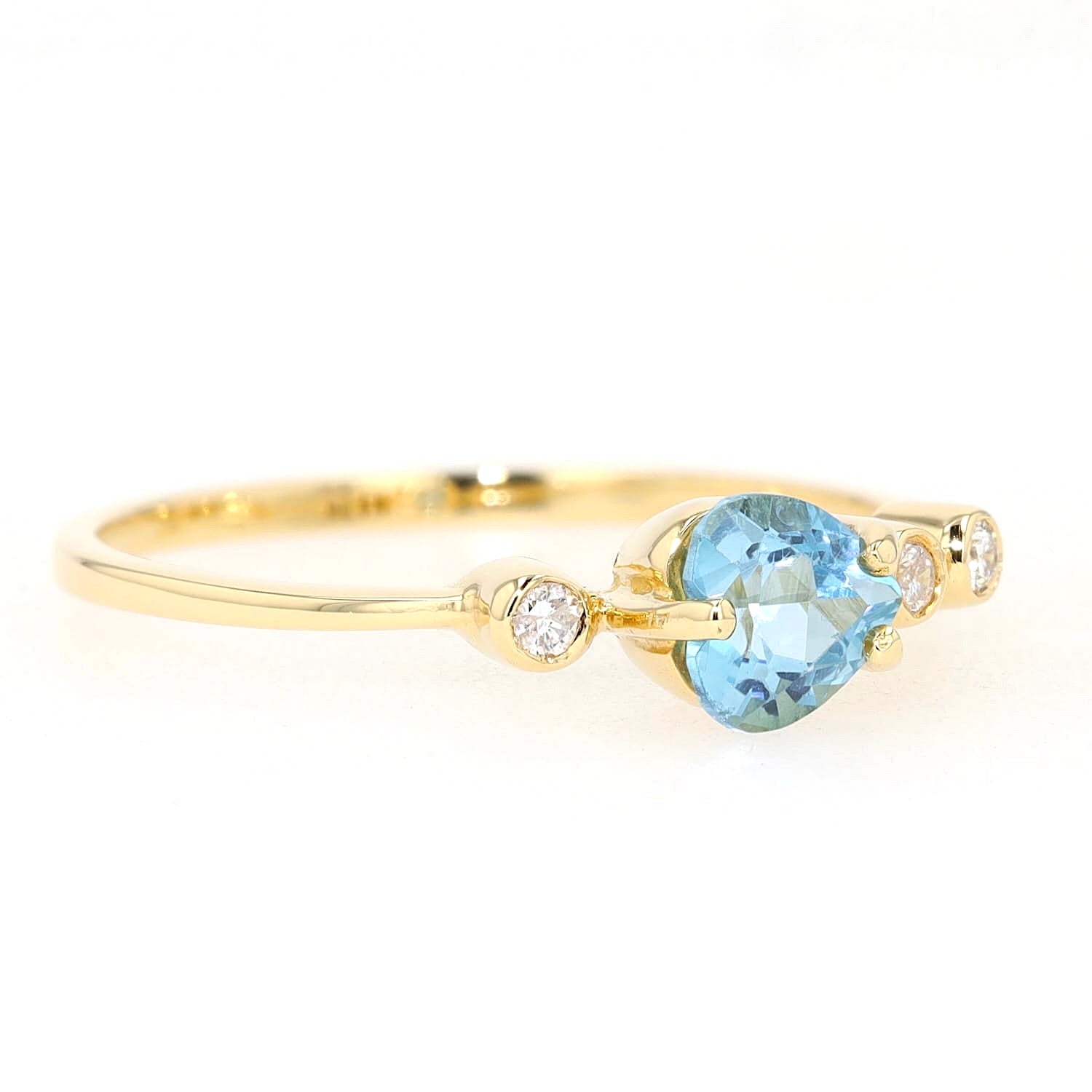 Ring in 750er Gelbgold mit einem blauen Topas und Brillanten, liegend rechts gedreht