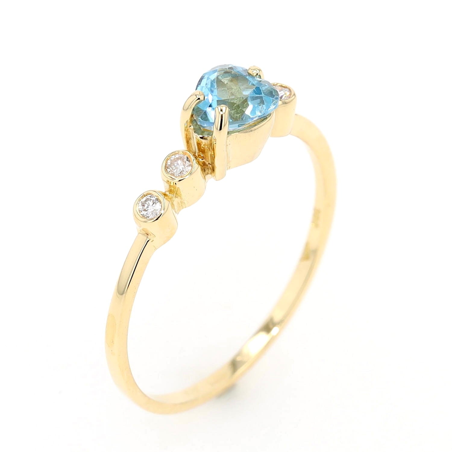Ring in 750er Gelbgold mit einem blauen Topas und Brillanten, stehend