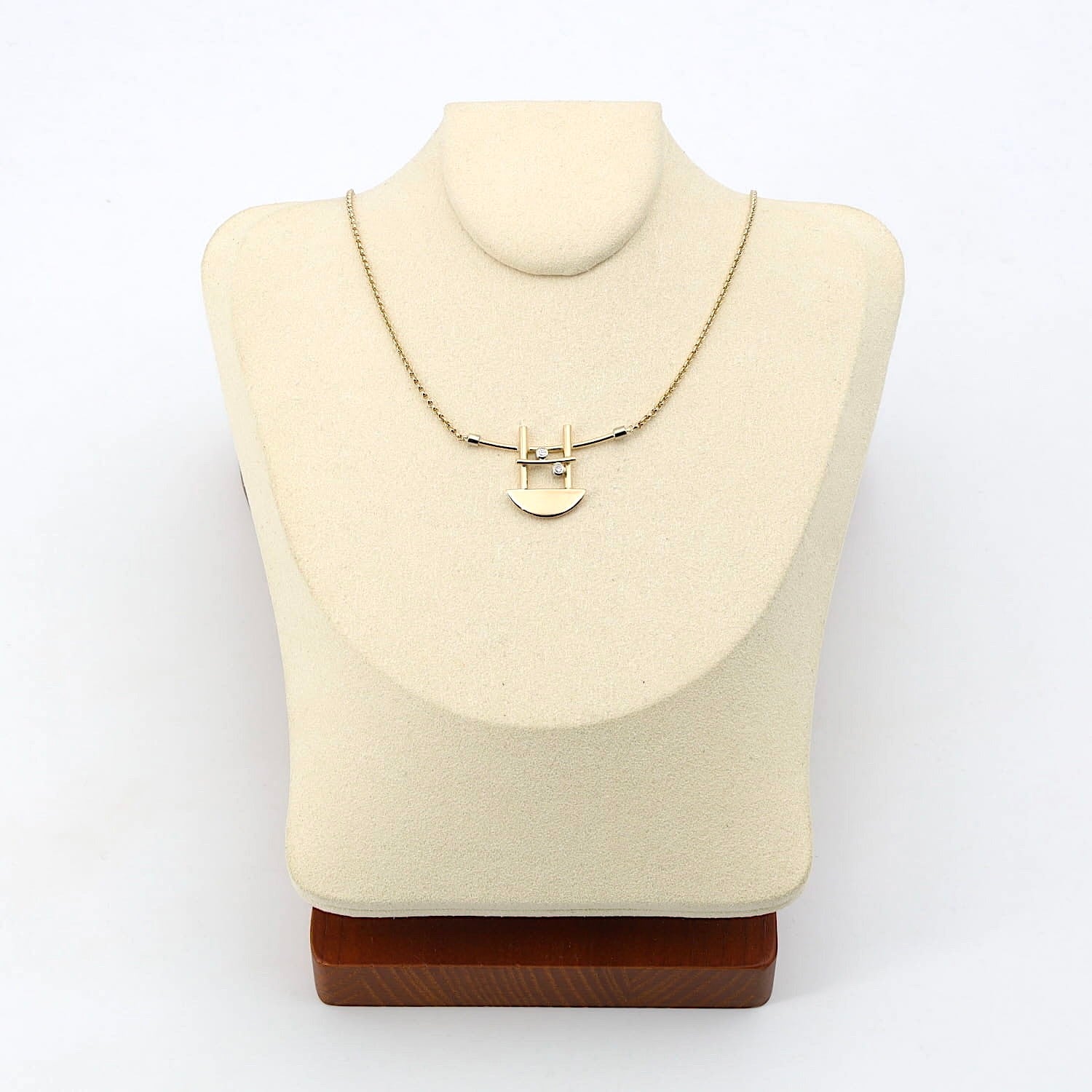 Collier in 585er Gelbgold mit zwei Brillanten, an einer hellen Büste