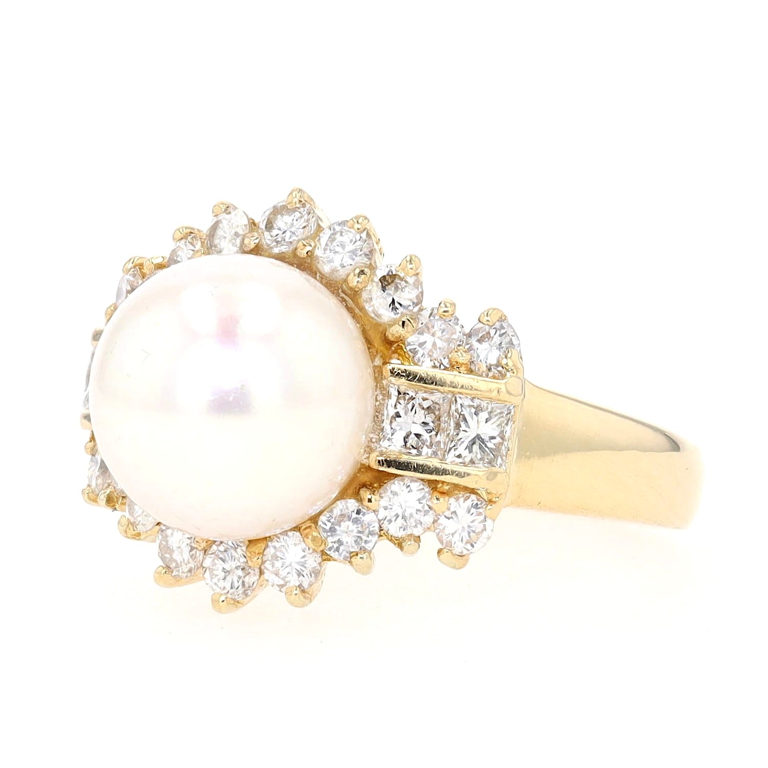 Ring in 750er Gelbgold mit einer Zuchtperle und Diamanten, liegend links gedreht