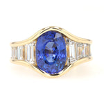 Ring in 750er Gelbgold mit einem blauen Saphir ca. 4,0 ct und insgesamt ca. 2,0 ct Diamanten, liegend frontal