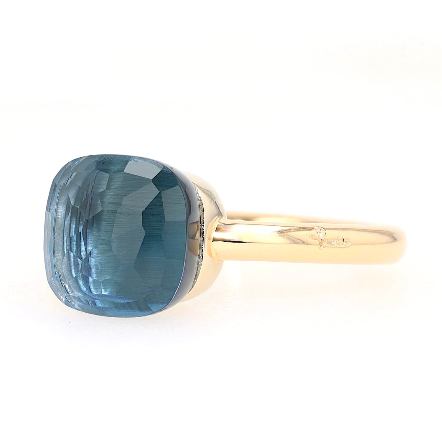 Pomellato Ring Nudo Classic in 750er Roségold mit einem Blautopas, liegend links gedreht