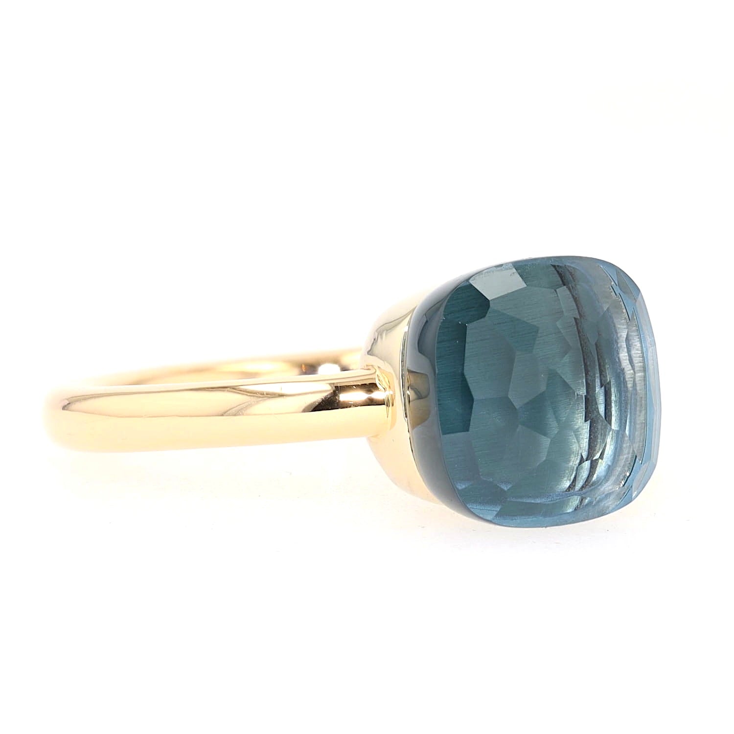 Pomellato Ring Nudo Classic in 750er Roségold mit einem Blautopas, liegend rechts gedreht