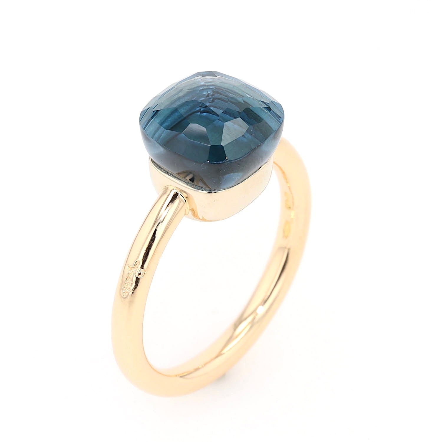 Pomellato Ring Nudo Classic in 750er Roségold mit einem Blautopas, stehend