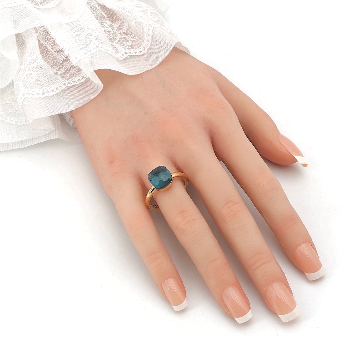 Pomellato Ring Nudo Classic in 750er Roségold mit einem Blautopas, an der Hand