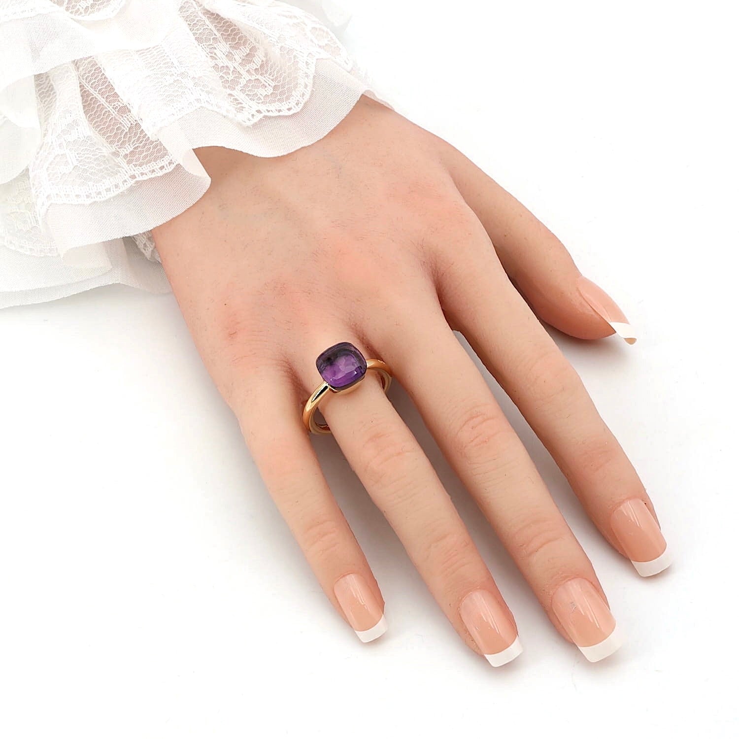 Pomellato Ring Nudo Classic in 750er Roségold mit einem Amethyst, an der Hand