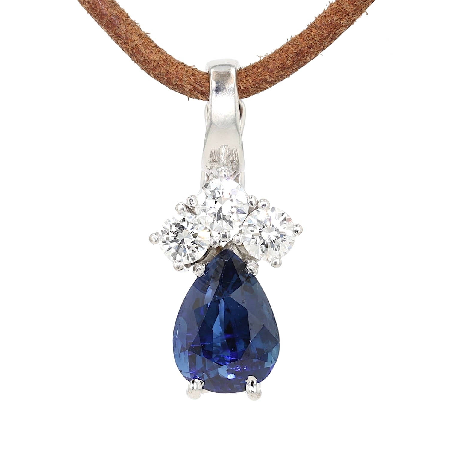 Anhänger in 750er Weißgold mit einem Saphir und Brillanten, hängend frontal an einem braunen Lederband
