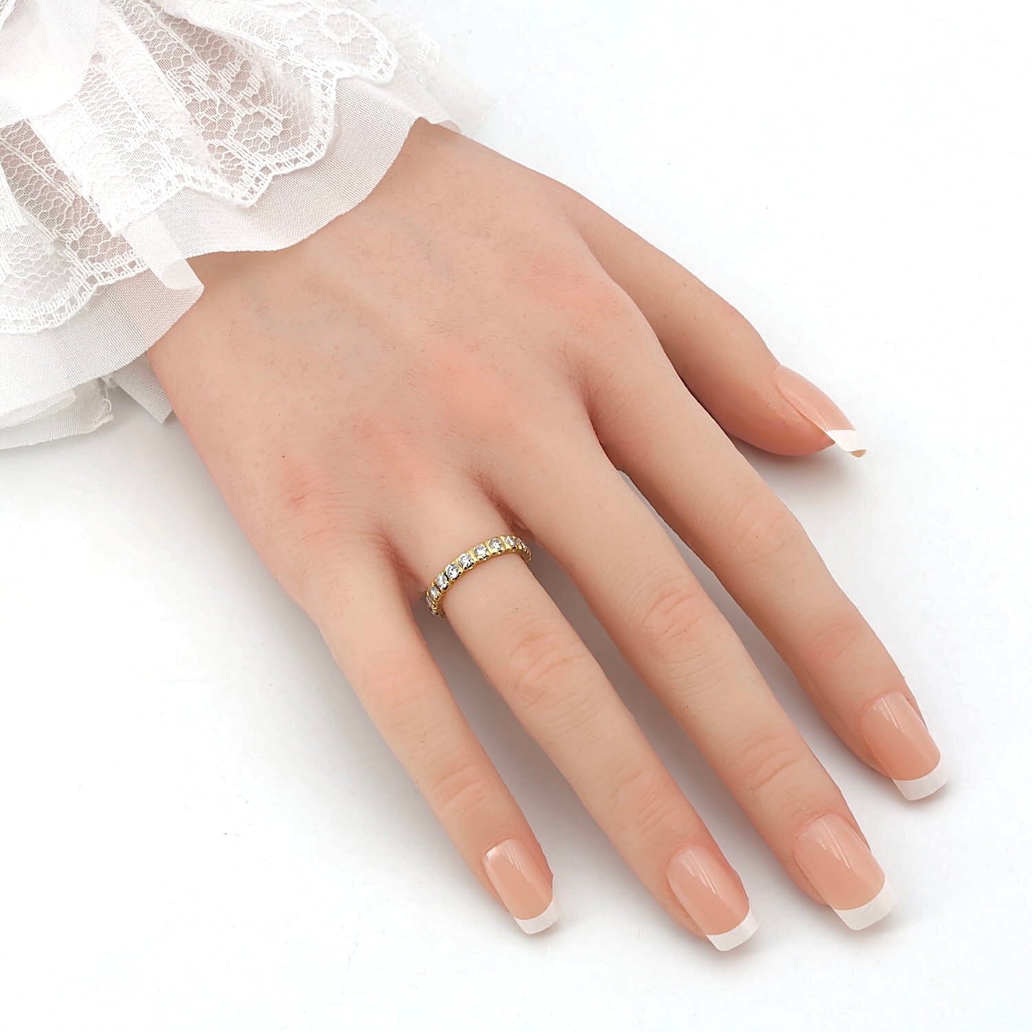 Memoire Ring in 750er Gelbgold mit ca. 1,0 ct Brillanten, an einer künstlichen Hand