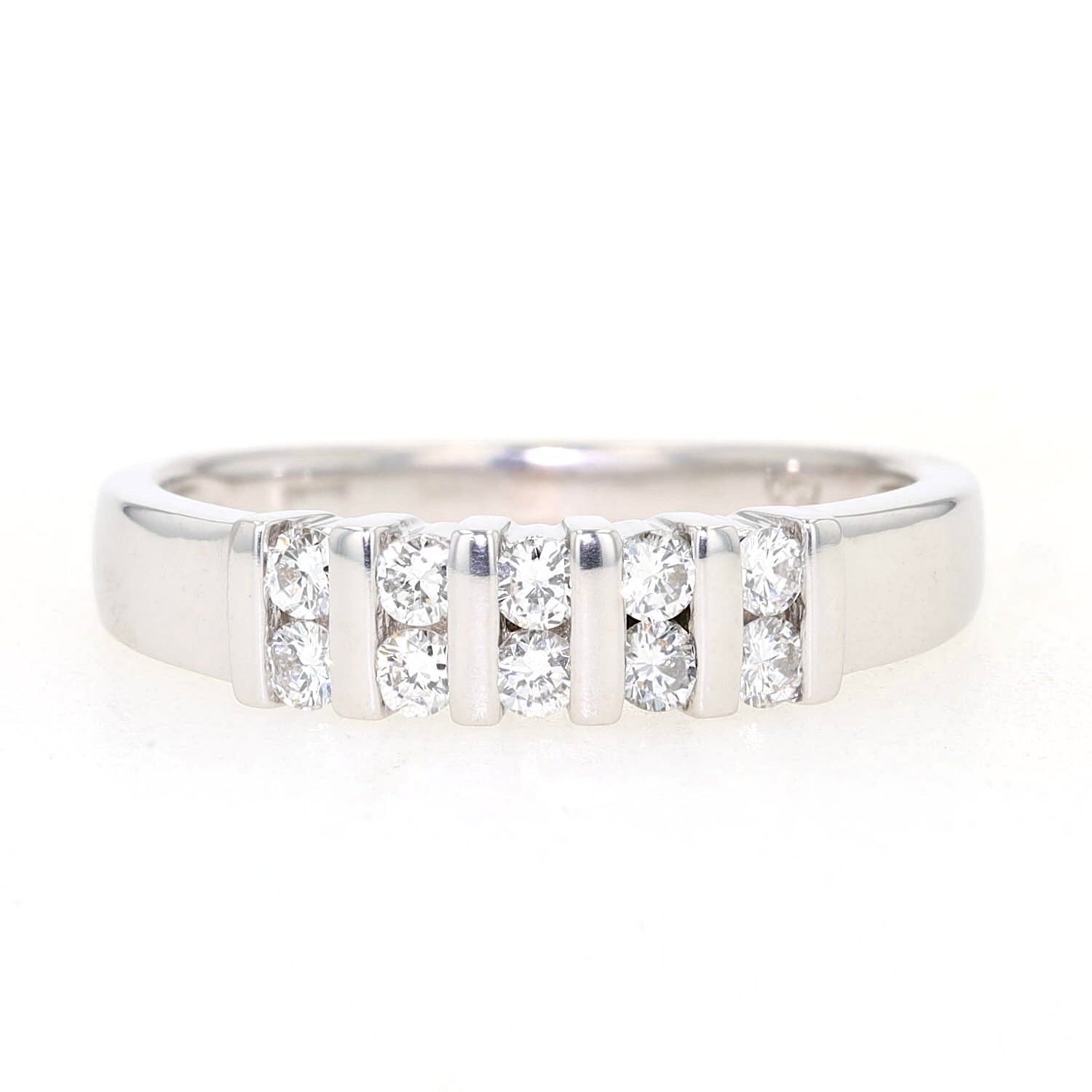 Ring in 750e Weißgold mit Brillanten, liegend frontal von vorne