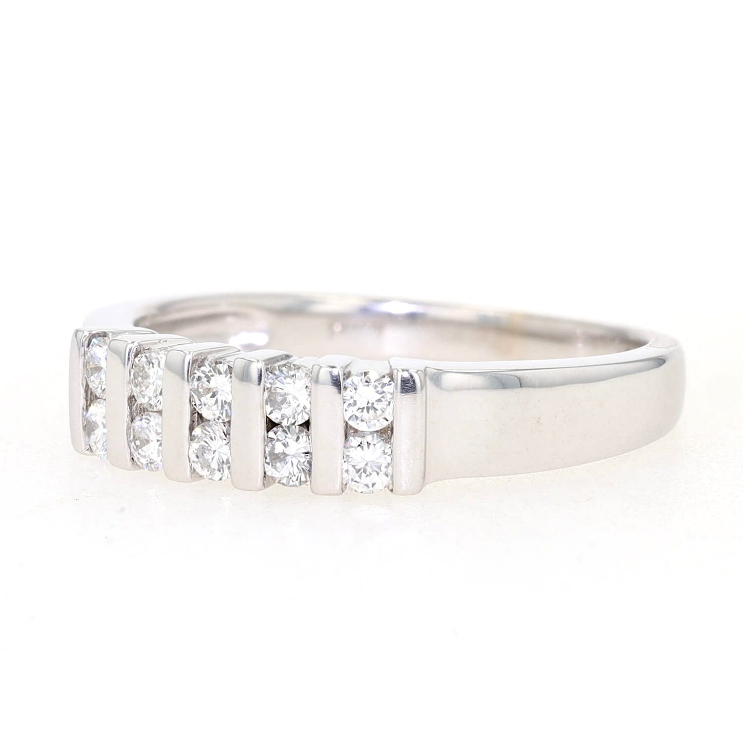 Ring in 750e Weißgold mit Brillanten, liegend frontal