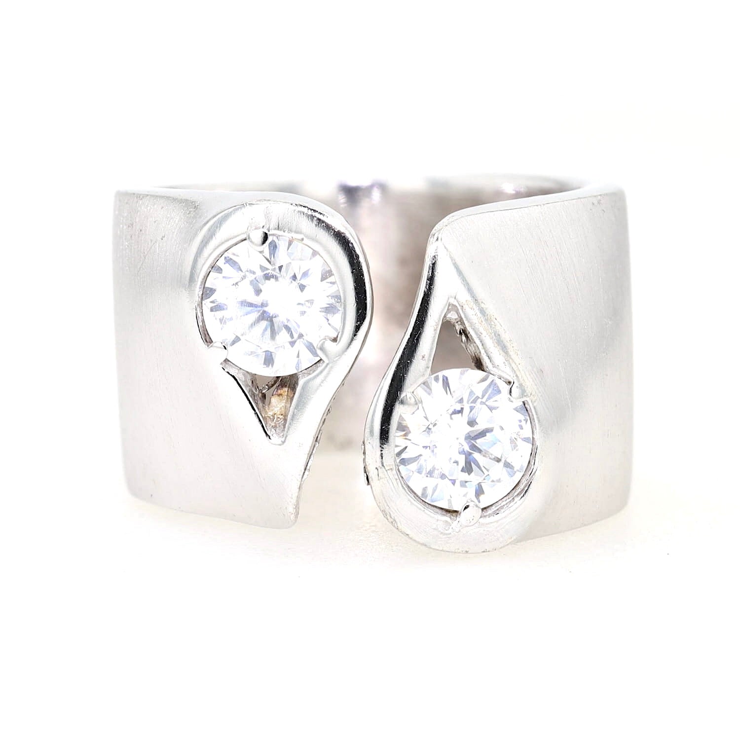 Ring in 950er Silber mit zwei weißen Cubic Zirkonias, liegend frontal