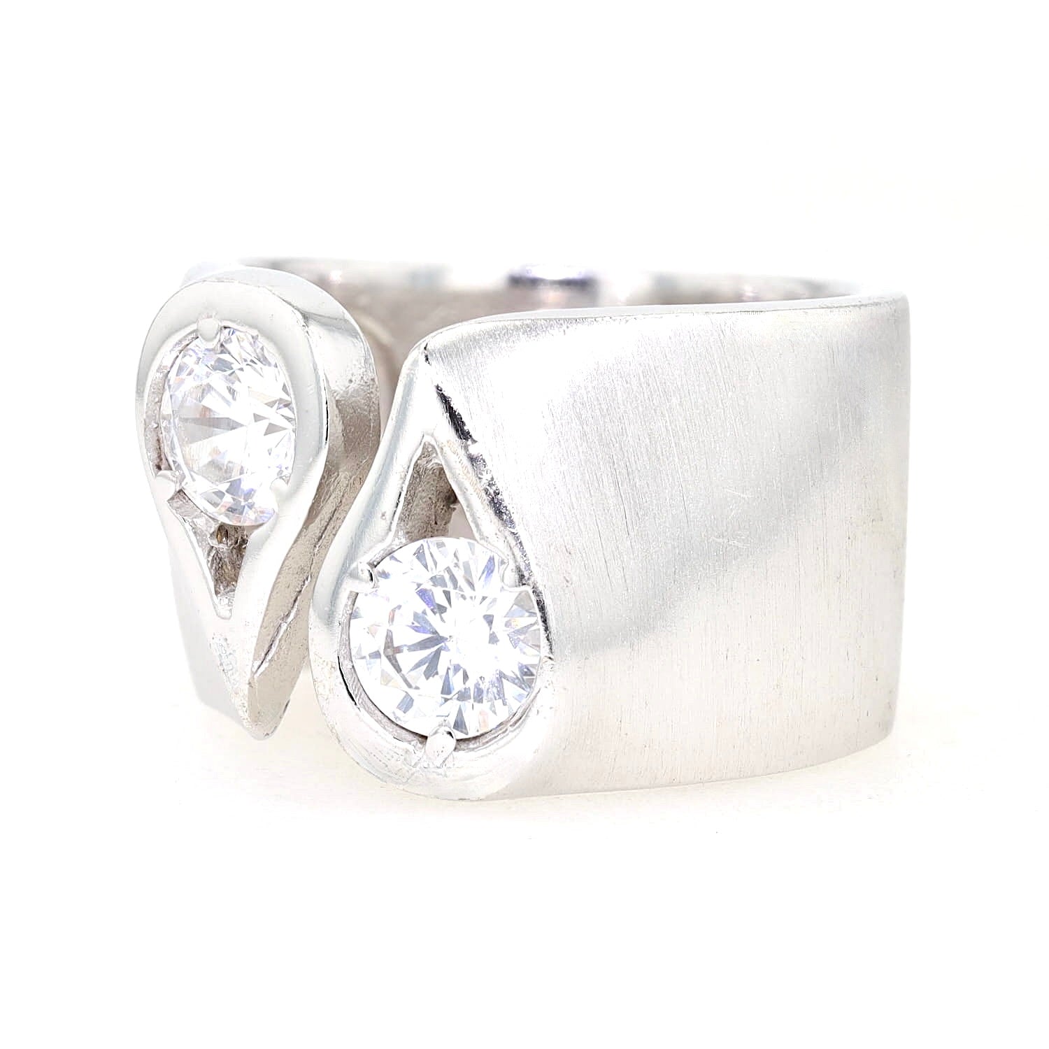 Ring in 950er Silber mit zwei weißen Cubic Zirkonias, liegend links gedreht