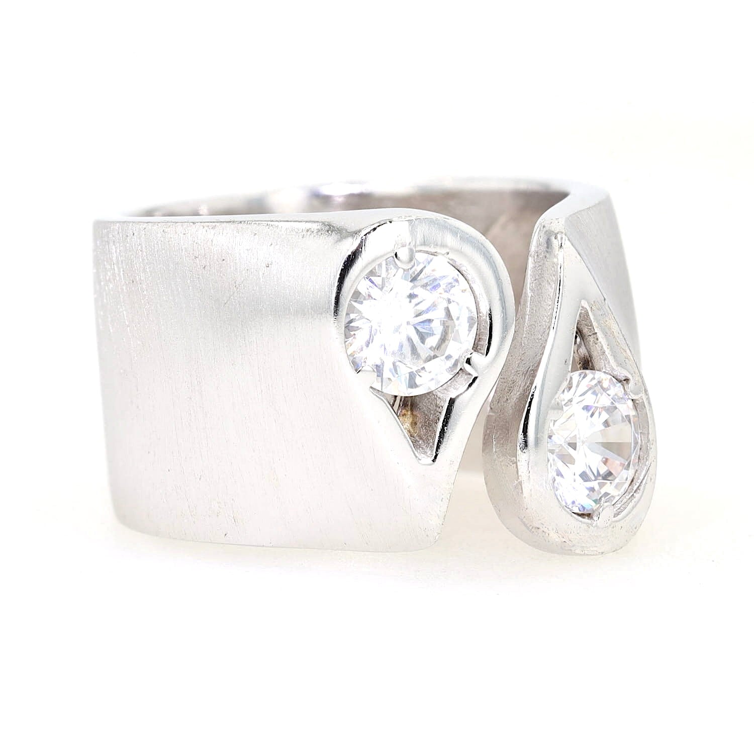 Ring in 950er Silber mit zwei weißen Cubic Zirkonias, liegend rechts gedreht