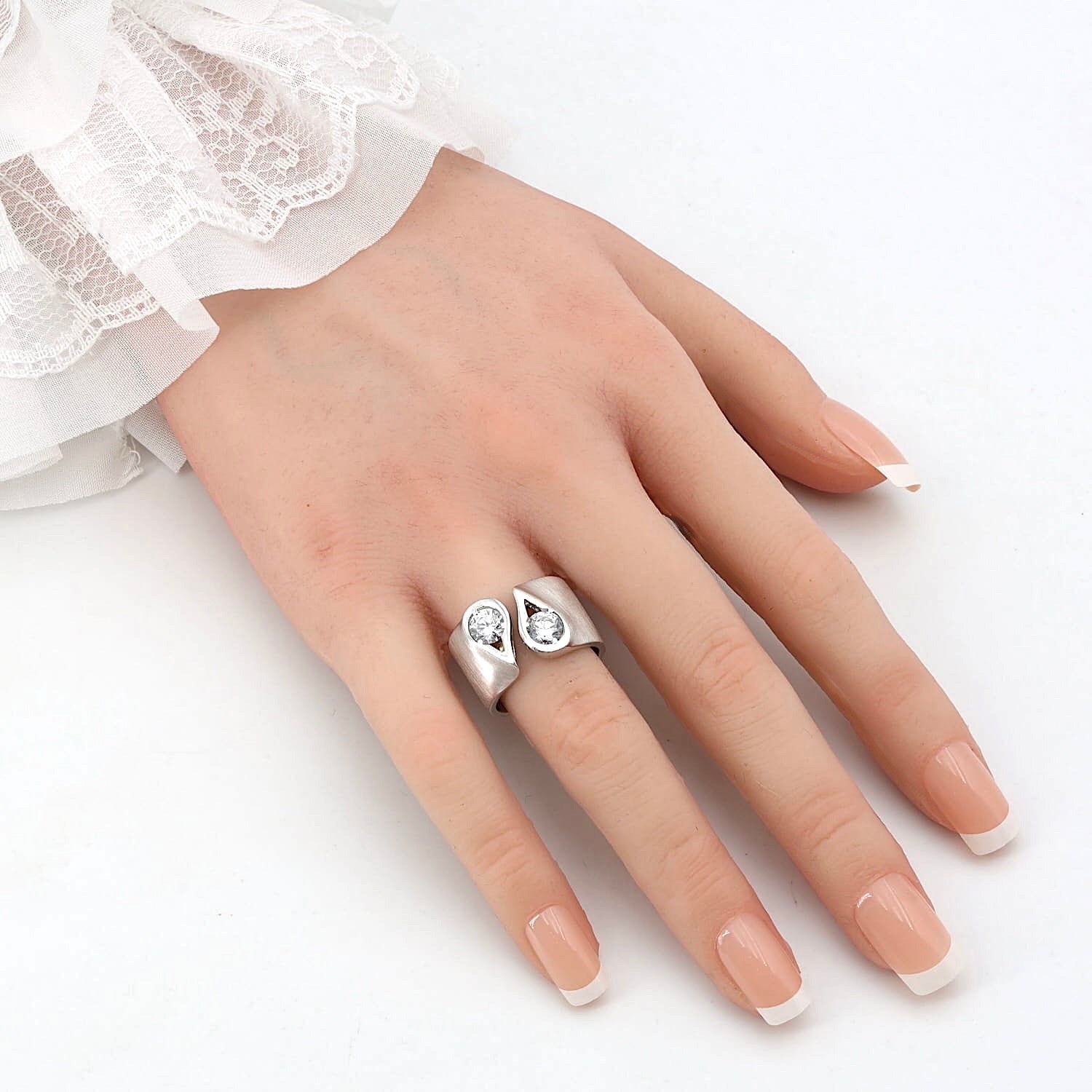 Ring in 950er Silber mit zwei weißen Cubic Zirkonias, an einer künstlichen Hand