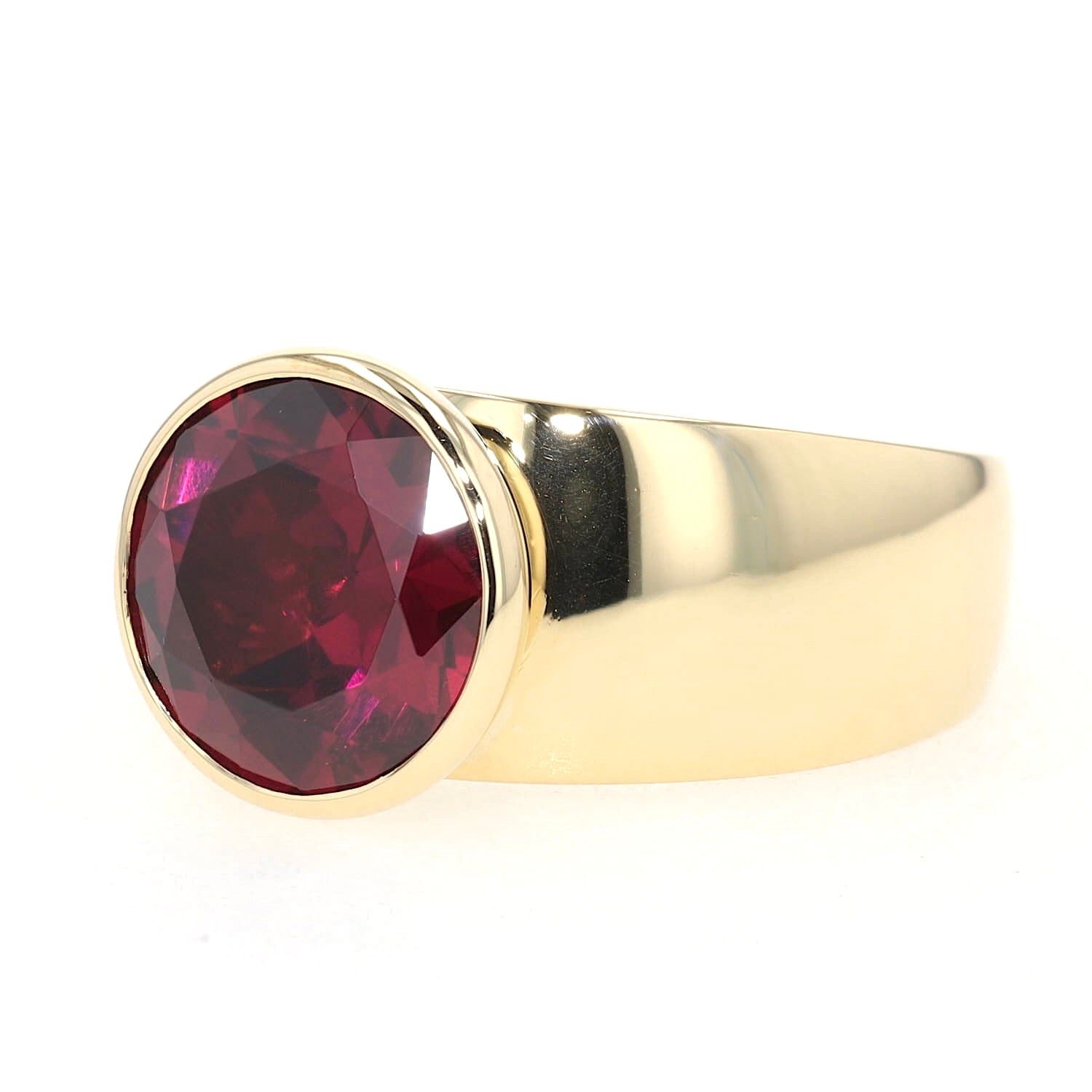 Ring in 750er Gelbgold mit einem Rhodolith, liegend links gedreht