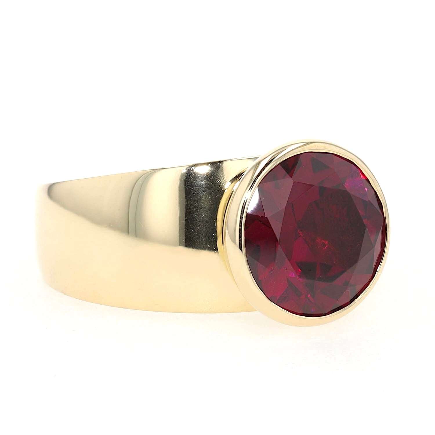 Ring in 750er Gelbgold mit einem Rhodolith, liegend rechts gedreht