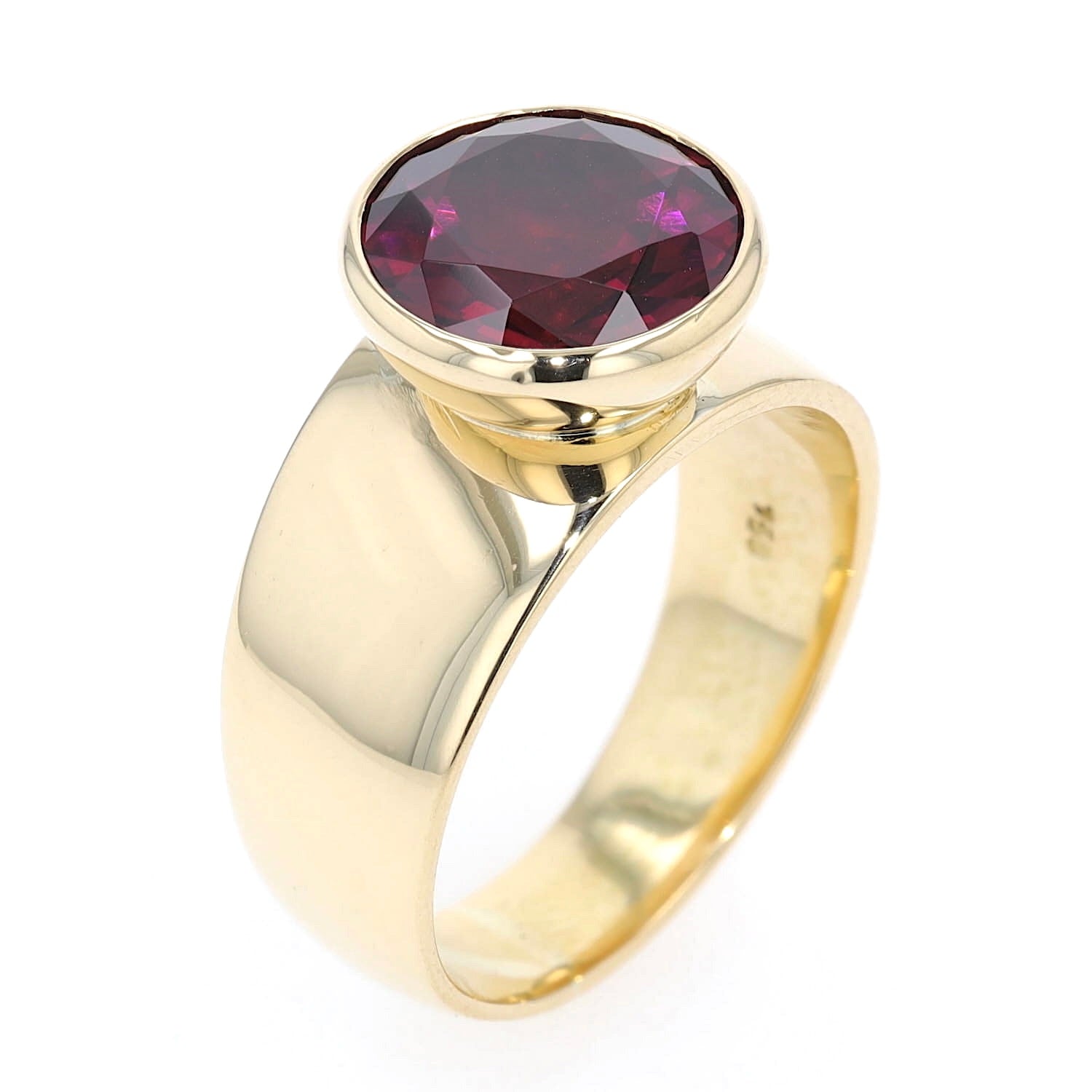 Ring in 750er Gelbgold mit einem Rhodolith, stehend