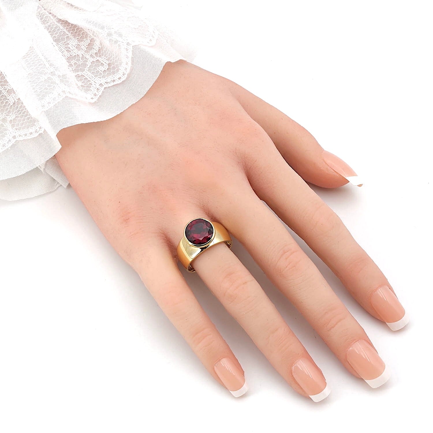 Ring in 750er Gelbgold mit einem Rhodolith, an der künstlichen Hand