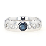 Ring in 585er Weißgold mit einem Saphir und Brillanten, liegend frontal