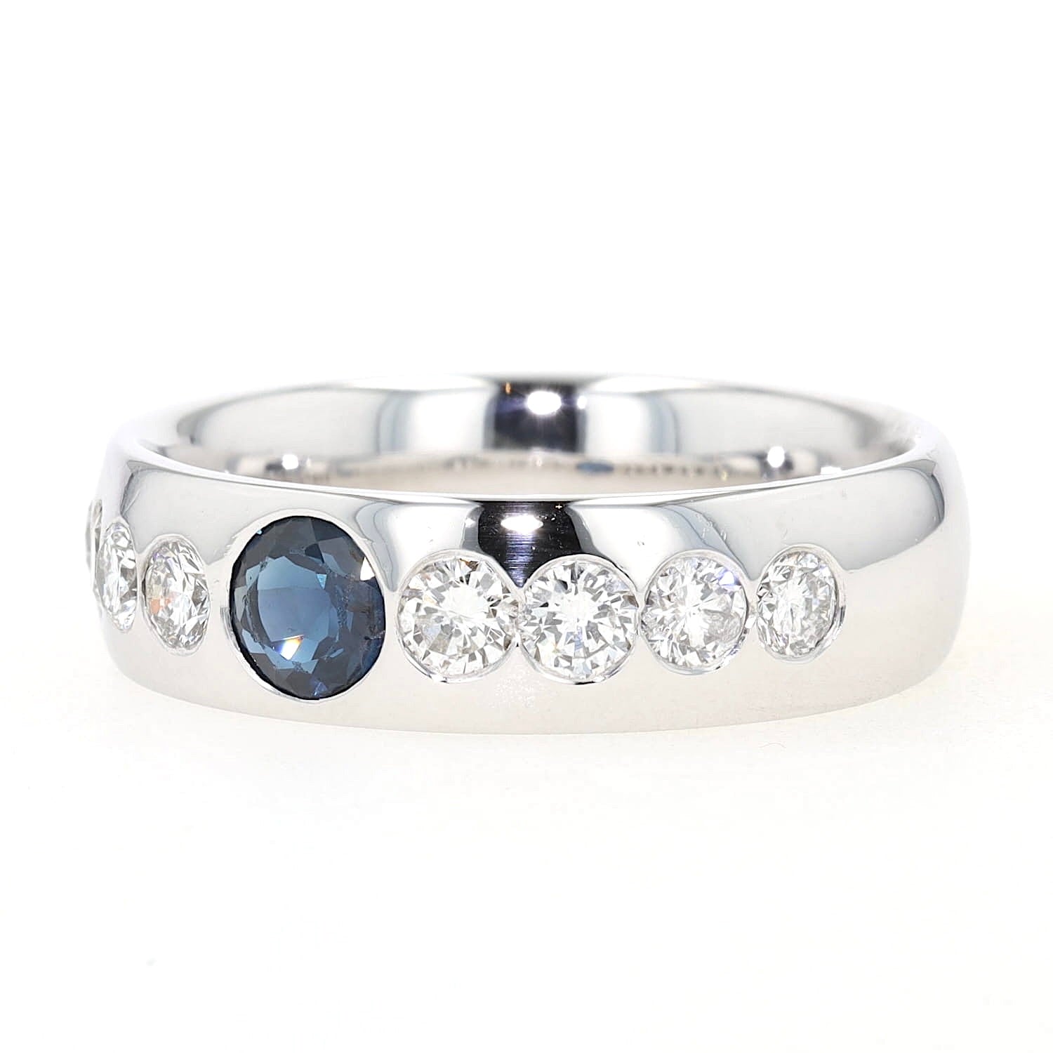 Ring in 585er Weißgold mit einem Saphir und Brillanten, liegend links gedreht