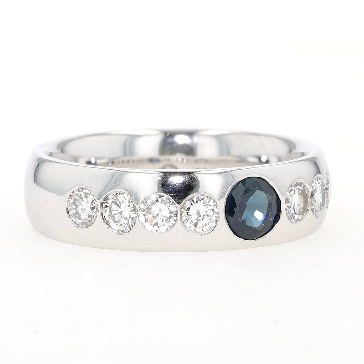 Ring in 585er Weißgold mit einem Saphir und Brillanten, liegend rechts gedreht