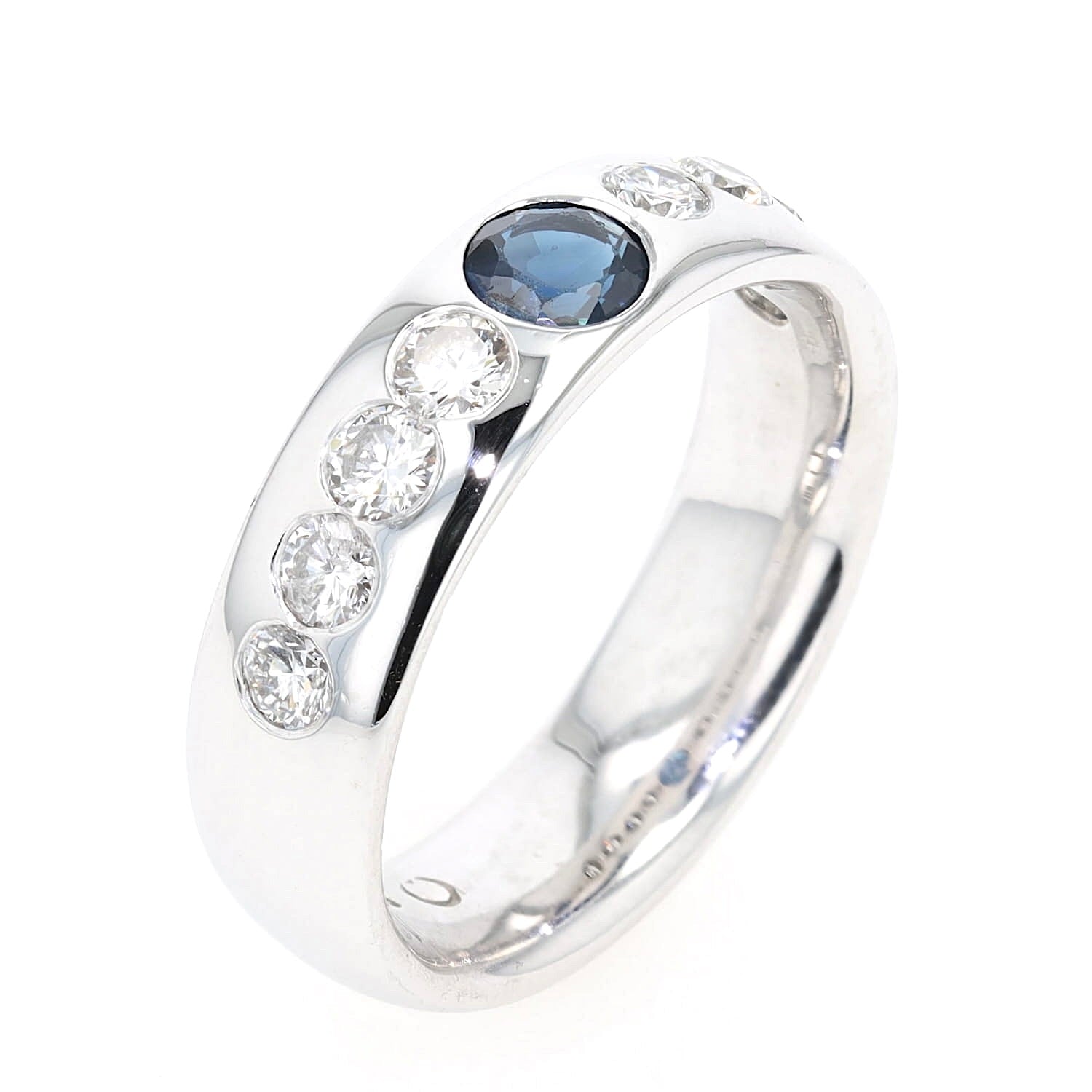 Ring in 585er Weißgold mit einem Saphir und Brillanten, stehend