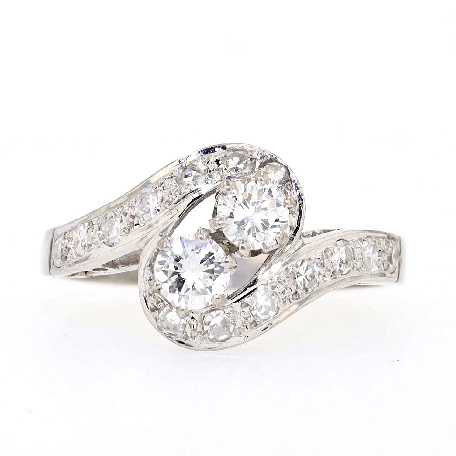 Ring um 1960 aus 585er Weißgold mit Brillanten und Diamanten, liegend frontal