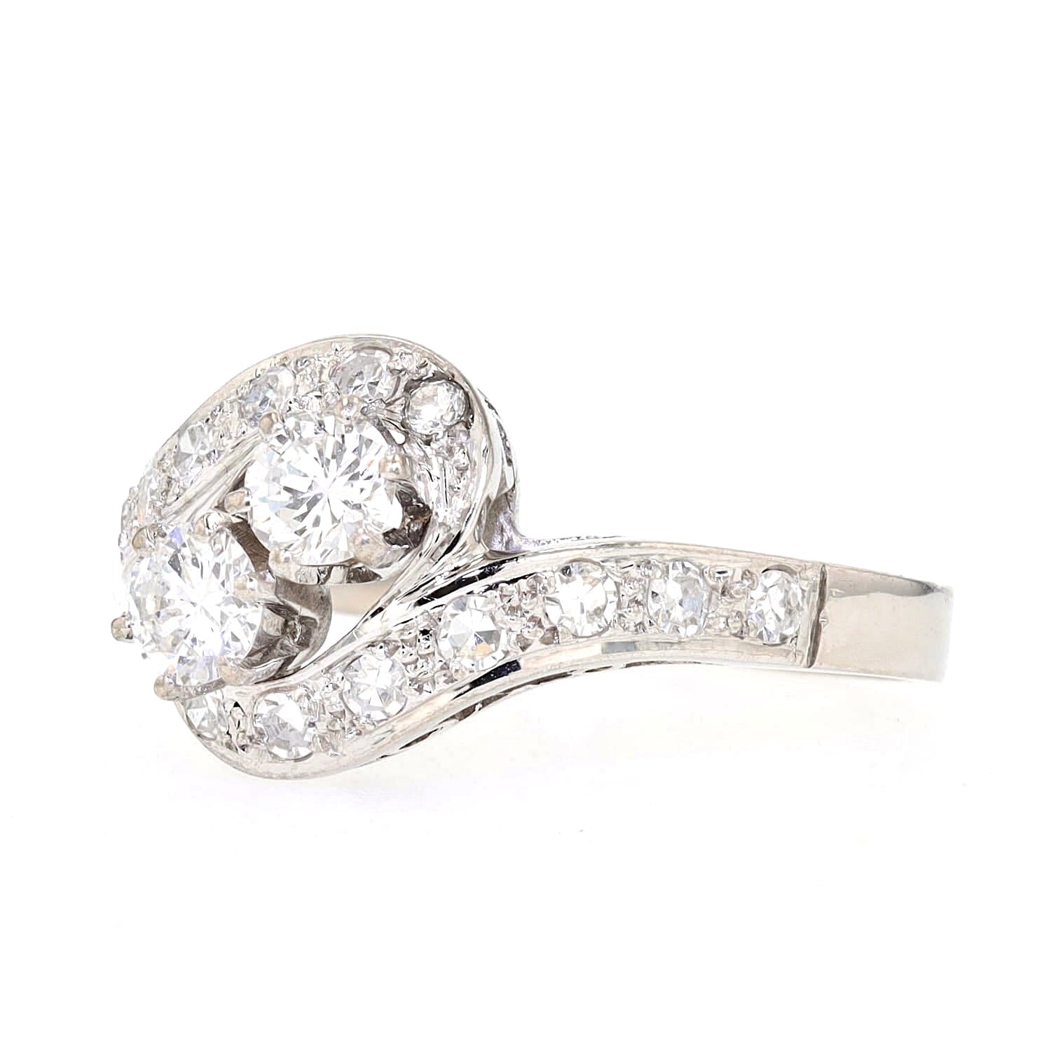 Ring um 1960 aus 585er Weißgold mit Brillanten und Diamanten, liegend links gedreht