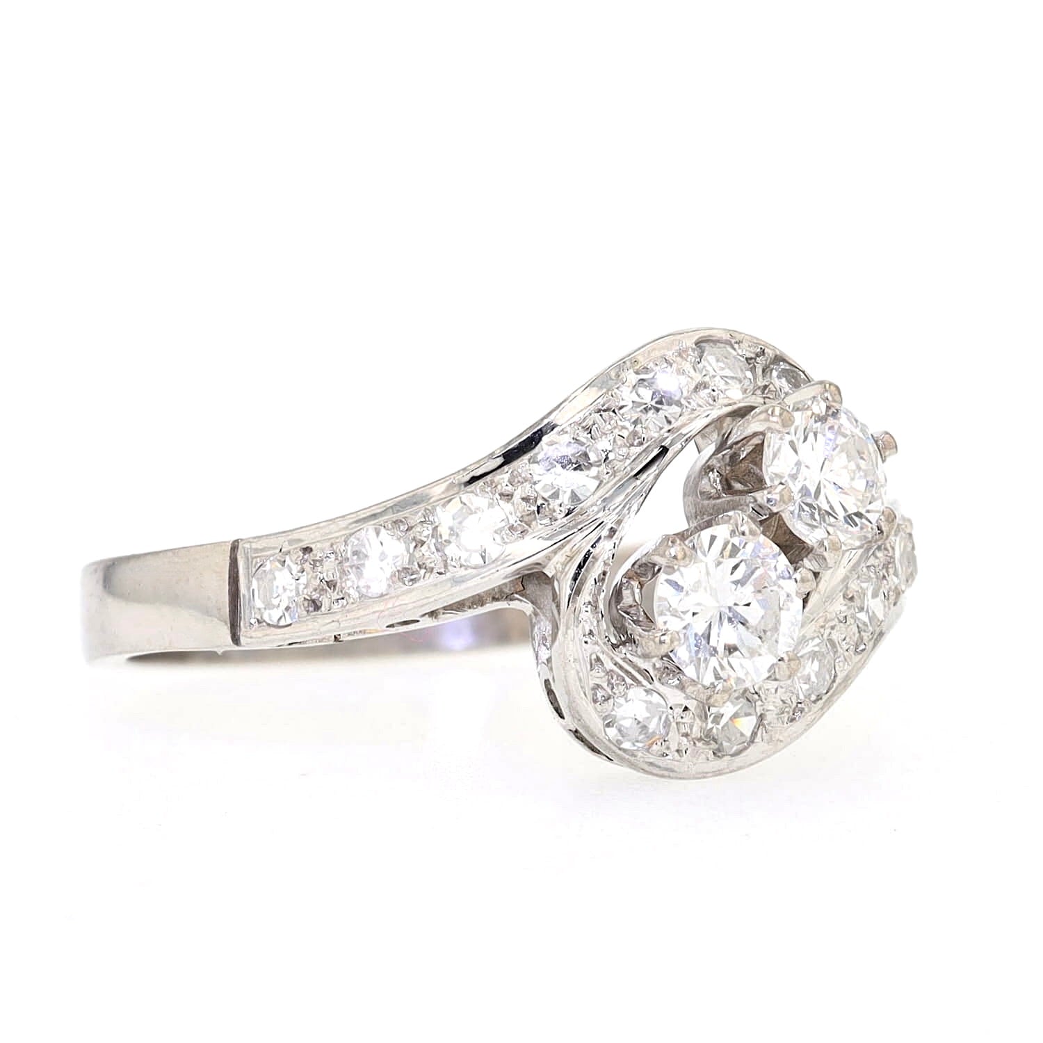 Ring around 1960 made of 585 white gold Brilliants and diamonds, turned lying right