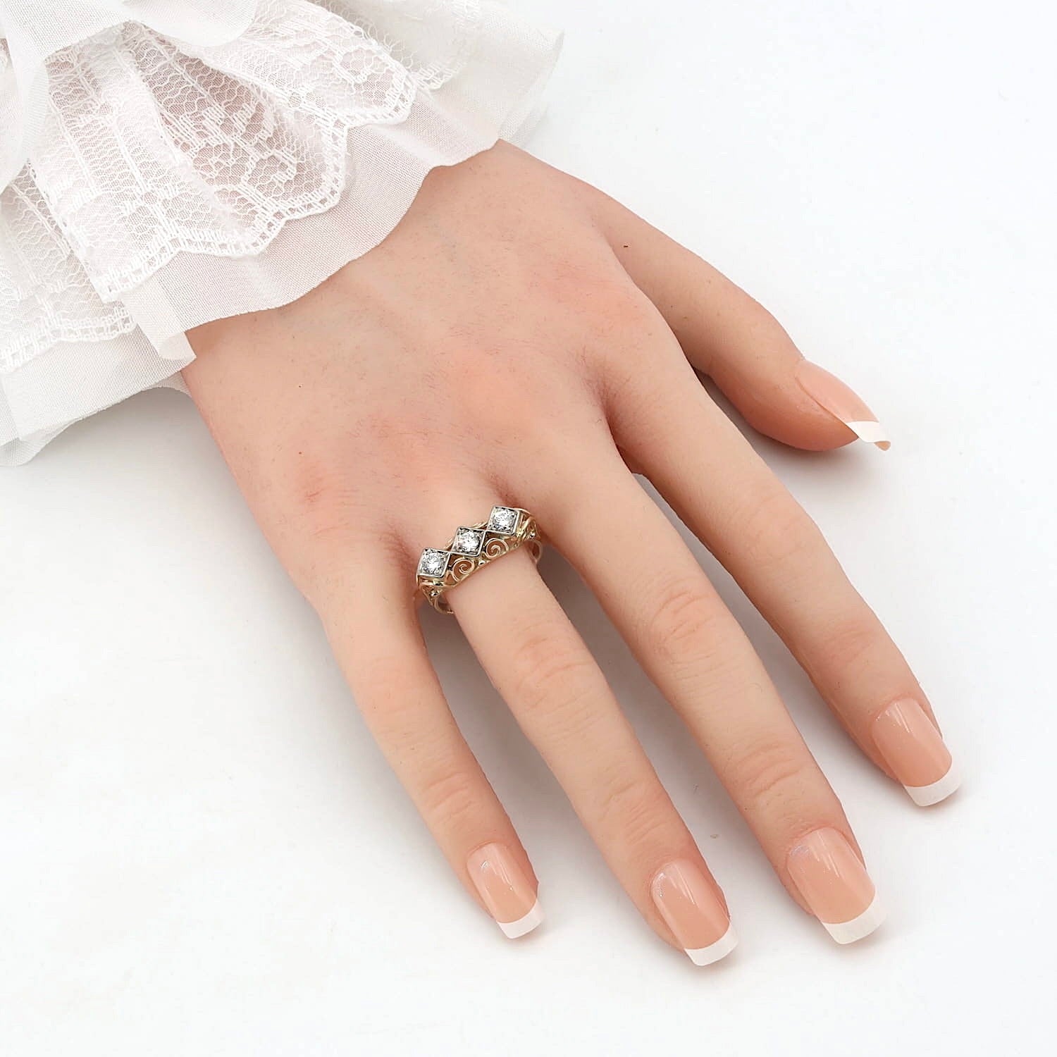 Ring in 585er Gelbgold mit 3 Brillanten, an einer künstlichen Hand