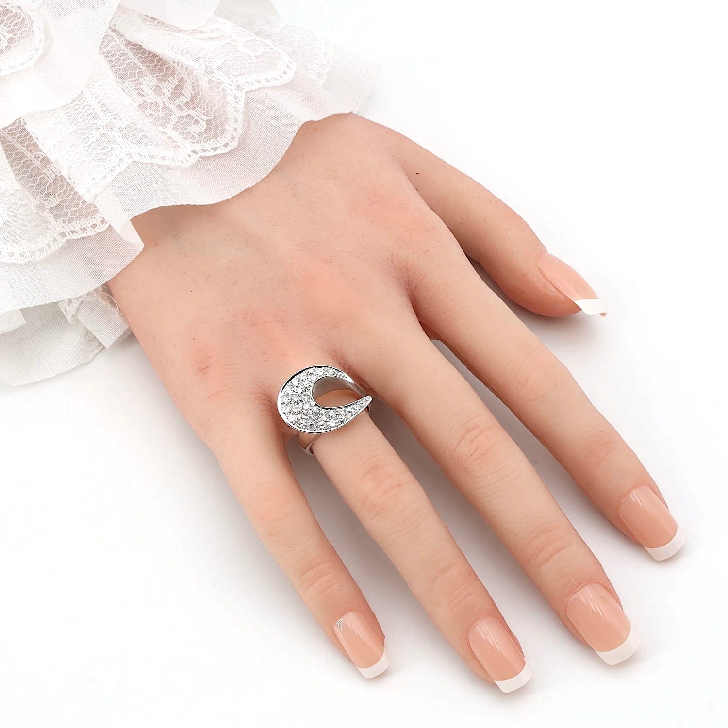 Ring in 585er Weißgold mit Brillanten, an einer künstlichen Hand