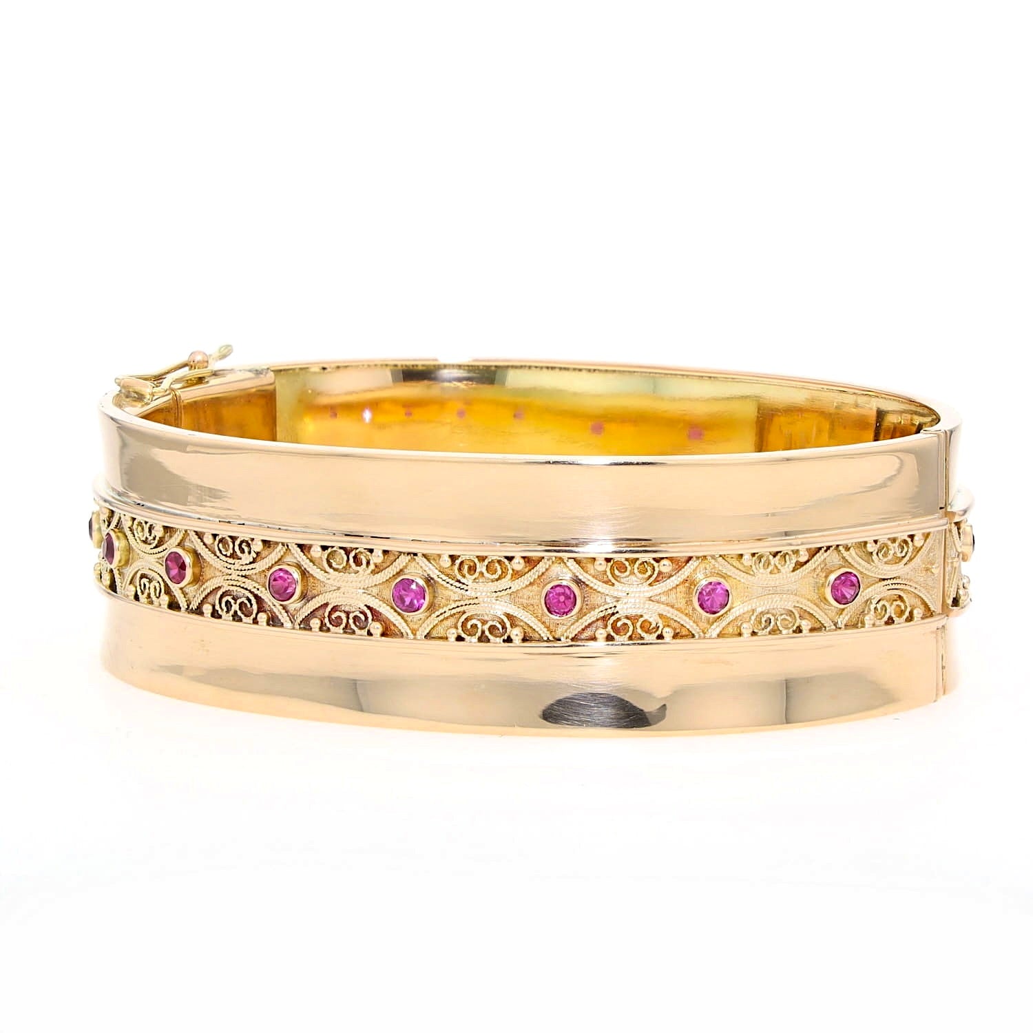 Vintage Armreif in 585er Gelbgold mit Rubinen, liegend leicht links gedreht