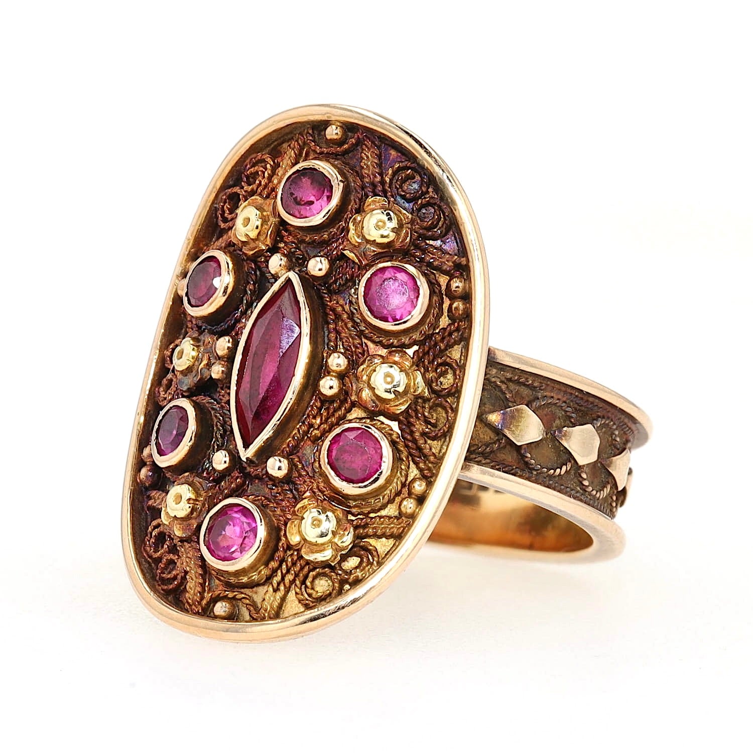 Vintage-Ring in 585er Rotgold mit synthetischen Rubinen, liegend links gedreht