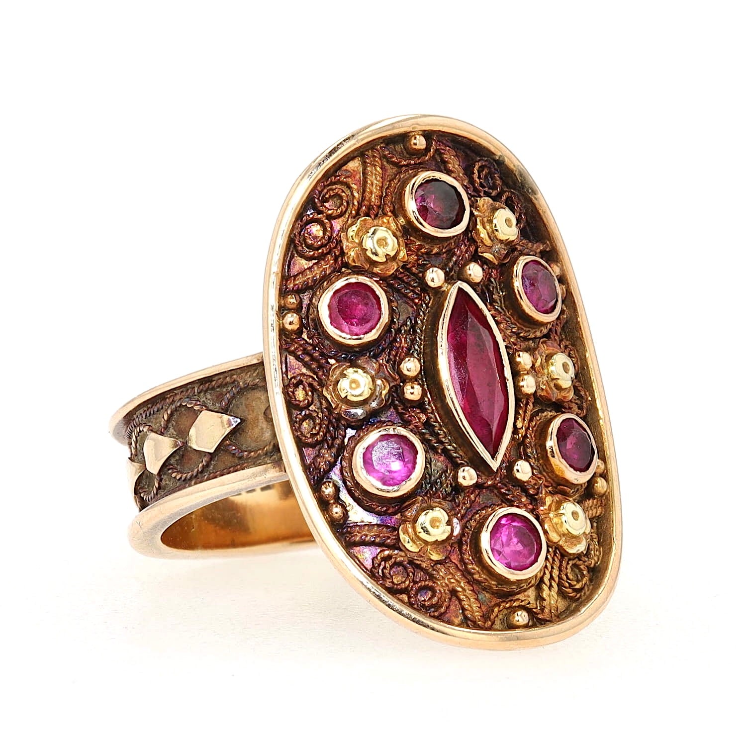 Vintage-Ring in 585er Rotgold mit synthetischen Rubinen, liegend rechts gedreht