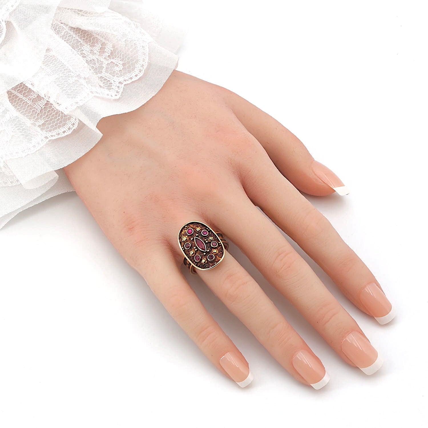 Vintage-Ring in 585er Rotgold mit synthetischen Rubinen, an der künstlichen Hand